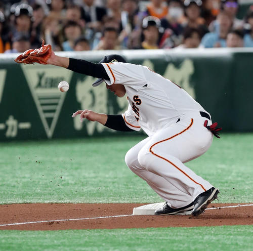 巨人対ソフトバンク　4回表ソフトバンク1死一、二塁、打者バンデンハークの犠打を処理した戸郷の送球をファンブルする岡本（撮影・垰建太）
