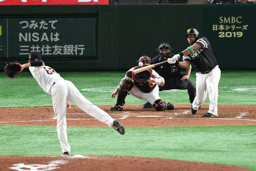 巨人対ソフトバンク　4回表ソフトバンク2死満塁、デスパイネは左前に2点適時打を放つ。投手戸郷（撮影・山崎安昭）