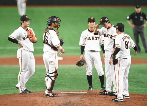 4回、降板を告げられる巨人3番手の戸郷（右から2人目）（撮影・加藤諒）