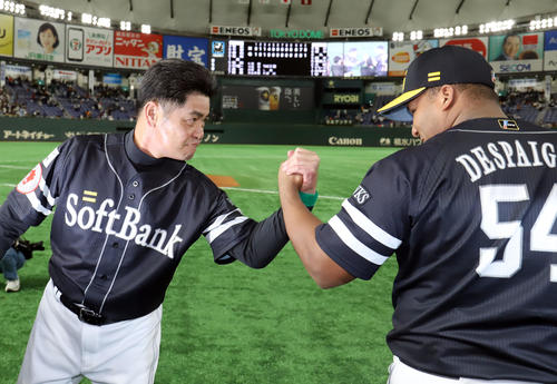 巨人対ソフトバンク　勝利監督インタビューを終えたソフトバンク工藤監督（左）はデスパイネとがっちり握手を交わす（撮影・垰建太）