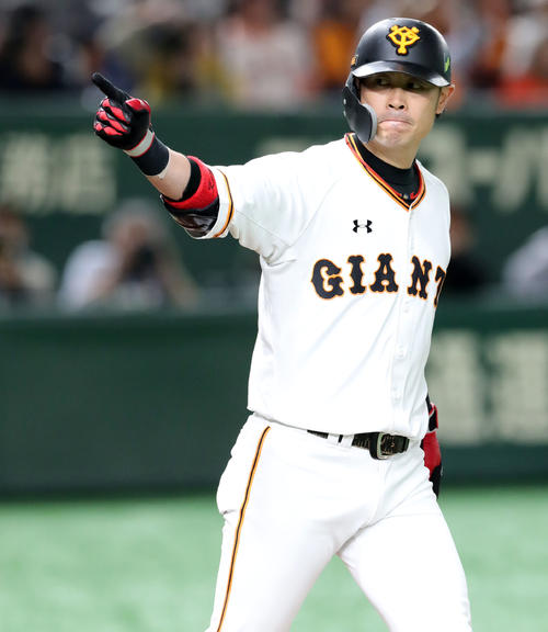 巨人対ソフトバンク　3回裏巨人1死、同点のソロ本塁打を放ちベンチを指さす亀井（撮影・垰建太）