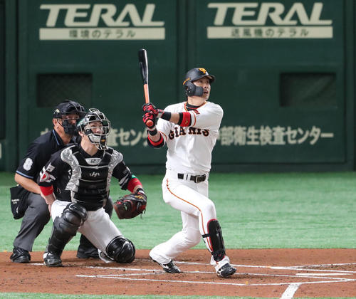 巨人対ソフトバンク　1回裏巨人無死、川島慶三は右中間に先制本塁打を放つ（撮影・梅根麻紀）