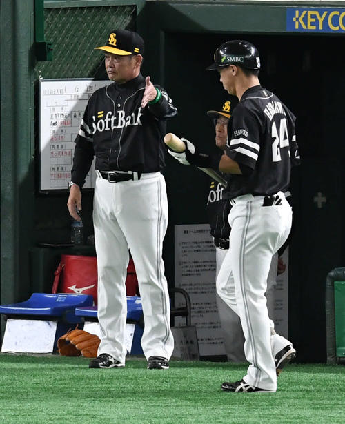 巨人対ソフトバンク　4回表ソフトバンク1死満塁、代打の長谷川勇（右）を告げる工藤監督（撮影・山崎安昭）
