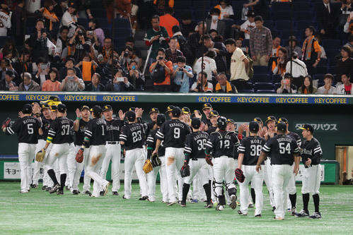 巨人に3連勝しハイタッチをかわすソフトバンクナイン（撮影・梅根麻紀