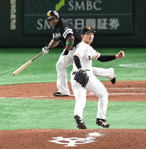巨人対ソフトバンク　3回表ソフトバンク2死一、二塁、デスパイネ（後方）に中前適時打を許す巨人高橋（撮影・山崎安昭）