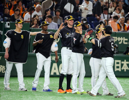 巨人対ソフトバンク　試合に勝ち笑顔でナインを出迎えるソフトバンクのバンデンハーク（中央）ら投手陣（撮影・垰建太）