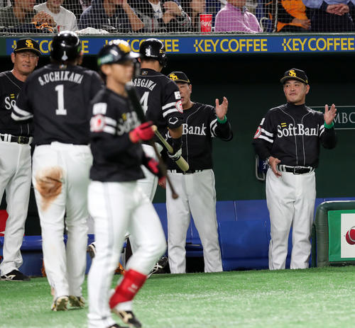 巨人対ソフトバンク　4回表ソフトバンク1死満塁、犠飛を放った長谷川勇と内川を笑顔で出迎える工藤監督（右）（撮影・垰建太）