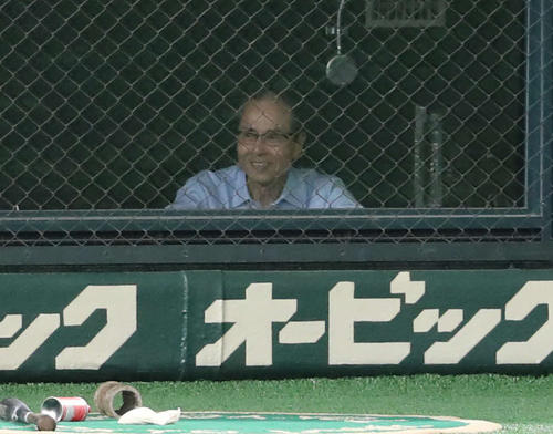 巨人対ソフトバンク　3回表ソフトバンク2死一、二塁、デスパイネの適時打に笑顔を見せる王球団会長（撮影・梅根麻紀）