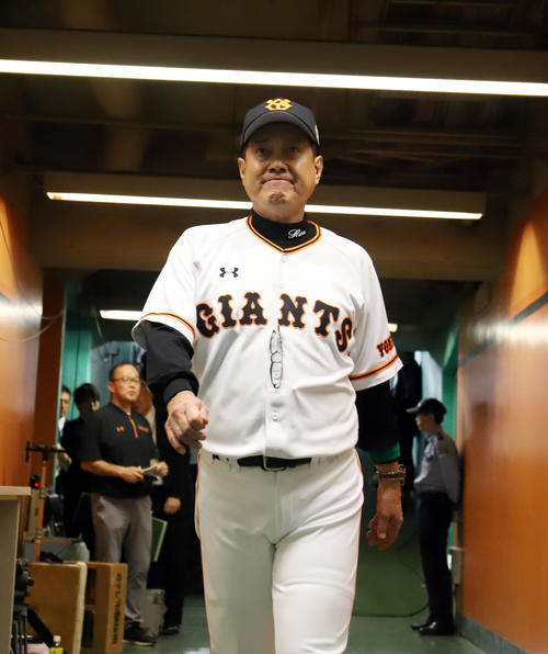 巨人対ソフトバンク　3連敗を喫し後がなくなった巨人原監督は口を真一文字にして引き揚げる（撮影・垰建太）