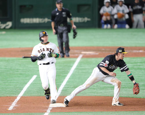 巨人対ソフトバンク　5回裏巨人2死、丸佳浩は遊ゴロに終わる（撮影・梅根麻紀）