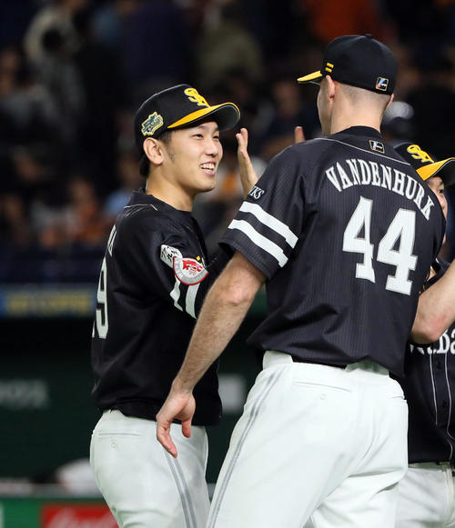 巨人対ソフトバンク　バンデンハーク（右）の出迎えを受ける石川（撮影・栗木一考）