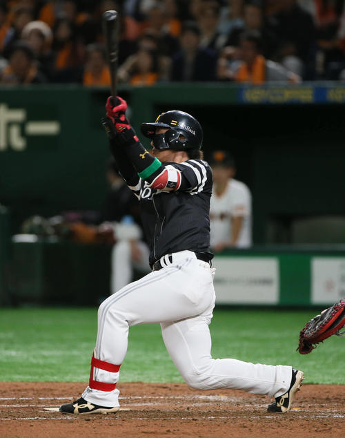 巨人対ソフトバンク　3回表ソフトバンク2死一、二塁、今宮は三塁内野安打を放つ（撮影・栗木一考）