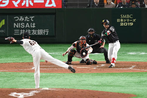巨人対ソフトバンク　4回表ソフトバンク2死一、二塁、今宮は三塁内野安打を放つ。投手戸郷（撮影・山崎安昭）