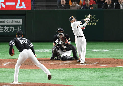 巨人対ソフトバンク　5回裏巨人1死、空振り三振する坂本勇。投手石川（撮影・山崎安昭）