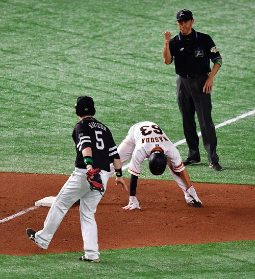 巨人対ソフトバンク　9回裏巨人1死一塁、打者アレックス・ゲレーロの時に暴投で三塁を狙うもアウトとなる一塁走者増田大輝（撮影・清水貴仁）