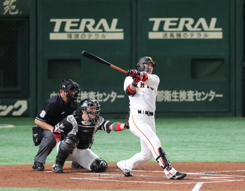 巨人対ソフトバンク　1回裏巨人無死、亀井は右越え先制本塁打を放つ（撮影・梅根麻紀）