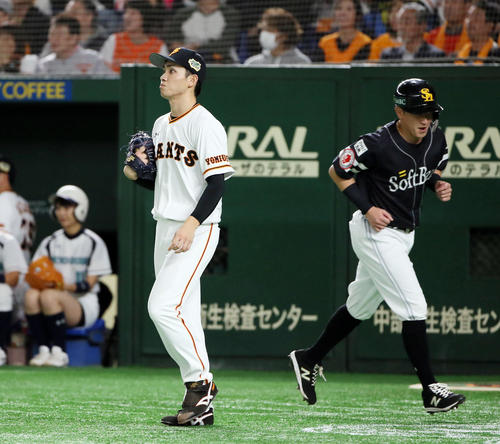 巨人対ソフトバンク　3回表ソフトバンク2死一、二塁、デスパイネに勝ち越し適時打を浴びる高橋。右は生還する川島（撮影・栗木一考）