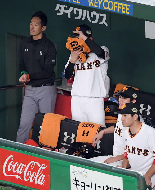 巨人対ソフトバンク　3回途中でマウンドを降りた巨人の先発高橋（撮影・たえ見朱実）