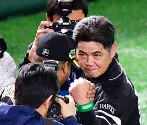 巨人対ソフトバンク　お立ち台に向かうデスパイネ（左）と気合の表情で握手を交わす工藤監督（撮影・清水貴仁）