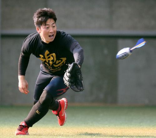 14年、自主トレでキャッチボール用にロケットを使用。トレーニング法はいいと思ったものは何でも試す