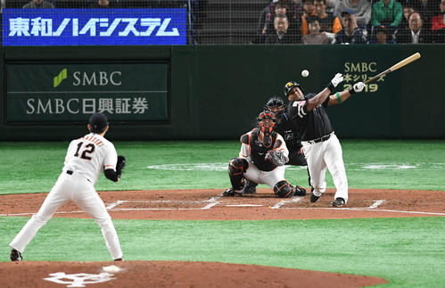 巨人対ソフトバンク　3回表ソフトバンク2死一、二塁、中前適時打を放つデスパイネ。投手高橋（2019年10月22日撮影）