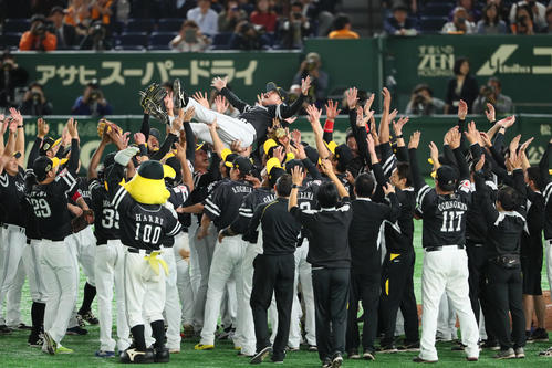 巨人対ソフトバンク　日本シリーズを制し胴上げされるソフトバンク工藤監督（撮影・足立雅史）