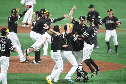 巨人に4連勝して日本シリーズを制覇し、喜ぶソフトバンクナイン（撮影・加藤諒）