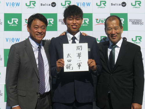 巨人ドラフト2位のJR東日本・太田（中央）は長谷川スカウト部長（左）、織田スカウト（右）とともに、「開幕一軍」と目標を書いた色紙を手に記念撮影をする（撮影・桑原幹久）