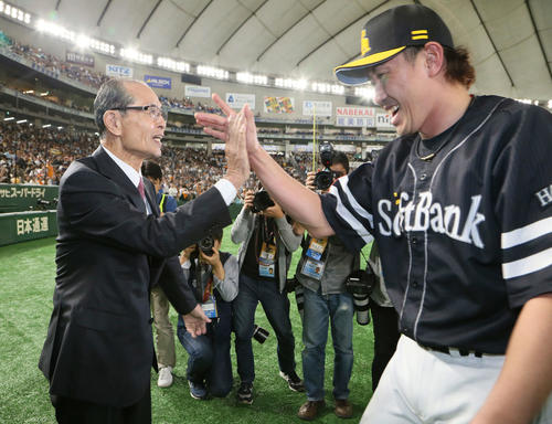 巨人対ソフトバンク　日本シリーズ3連覇を決め、内川（右）とハイタッチするソフトバンク王会長（撮影・栗木一考）