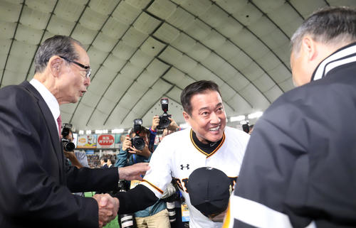 試合後、巨人原監督（中央）はソフトバンク王会長（左）、孫オーナーにあいさつしがっちり握手を交わす（撮影・垰建太）