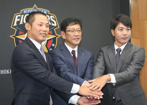日本ハム栗山監督とともに就任会見に臨んだ武田投手コーチ（右）と矢野外野守備コーチ兼打撃コーチ補佐（左）（撮影・木下大輔）
