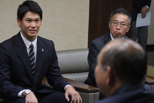 指名あいさつでDeNA吉田スカウト部長（手前）と話す立命大・坂本（撮影・柏原誠）