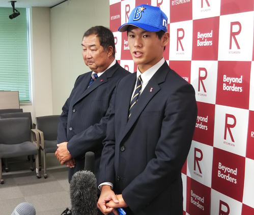 DeNAの指名あいさつを受けた立命大・坂本。左は立命大・後藤監督（撮影・柏原誠）