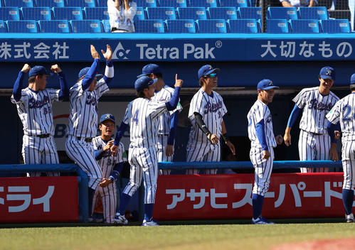 立正大対駒大　1回表立正大1死一、三塁、佐々木勝哉の先制適時打で盛り上がるベンチナイン（撮影・河田真司）