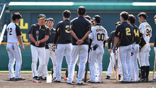 バットを手にナインに話をする井上一樹打撃コーチ（左から2人目）（撮影・上田博志）