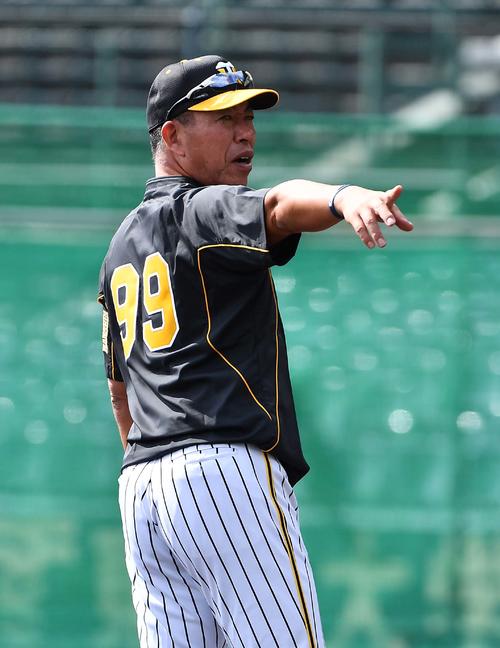 打撃練習を見守る井上一樹打撃コーチ（撮影・上田博志）