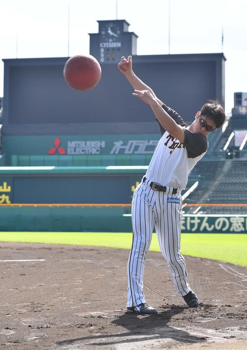 メディシンボールでトレーニングする近本光司（撮影・上田博志）