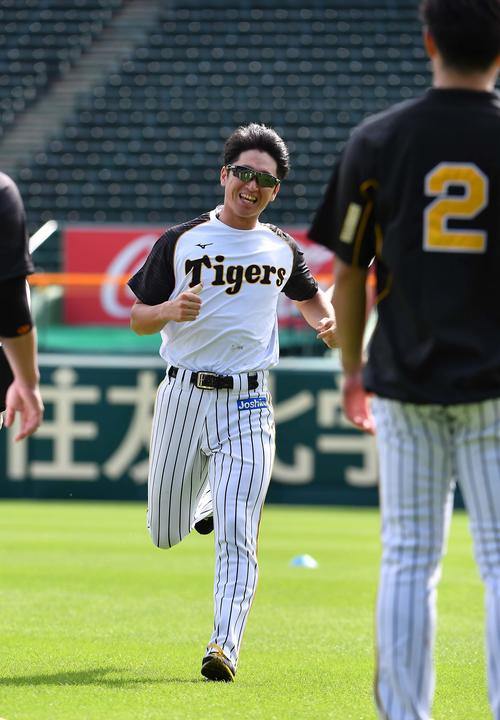笑顔を見せながらランニングする近本光司（撮影・上田博志）