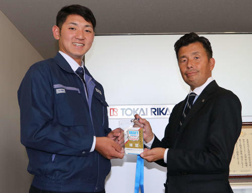 熊崎スカウト（右）と日本ハム栗山英樹監督のサインとメッセージが添えられたドラフト会議のパスを持つ東海理化・立野（撮影・山崎純一）