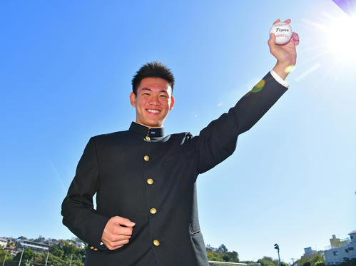 阪神の指名あいさつを受け、ボールを手に笑顔でポーズをとるドラフト3位の横浜・及川（撮影・清水貴仁）