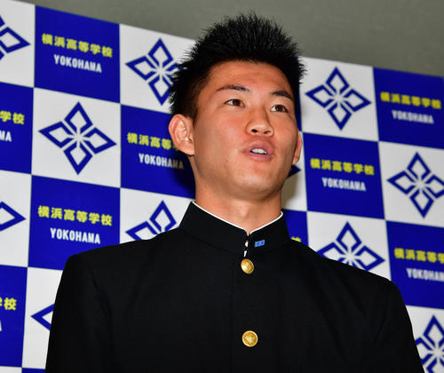 阪神の指名あいさつを受け会見に臨むドラフト3位指名の横浜・及川雅貴（撮影・清水貴仁）
