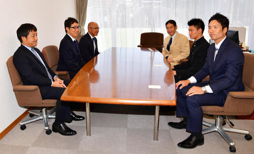 阪神の指名あいさつを受けるドラフト3位の横浜・及川（右から2人目）。左から永吉編成ディレクター、吉野スカウト、畑山統括スカウト（撮影・清水貴仁）