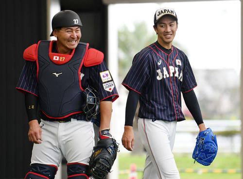 ブルペンでの投球を終え笑顔の楽天岸（右）と広島会沢（撮影・滝沢徹郎）