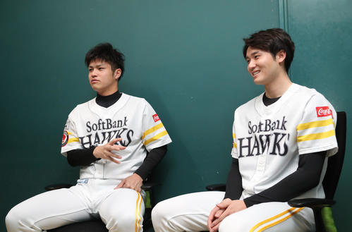 今シーズンを振り返る甲斐野央（左）と高橋純平
