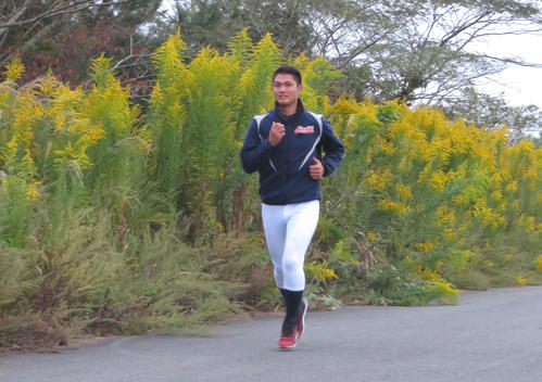 ランニングを行う阪神ドラフト1位の創志学園・西（撮影・磯綾乃）
