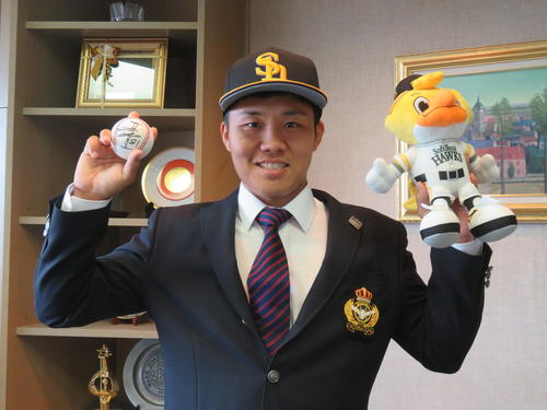 ソフトバンクから指名あいさつを受けたドラフト2位の東海大・海野は、工藤監督のサインボールを手に笑顔