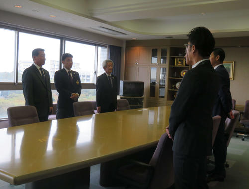 ソフトバンクから指名あいさつを受けたドラフト2位の東海大・海野（左から2人目）