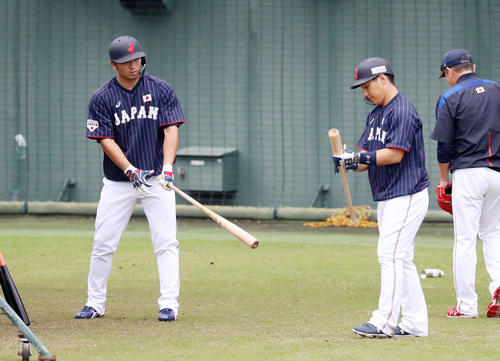 特打で吉田正（右）のバットを手にする鈴木（撮影・加藤哉）