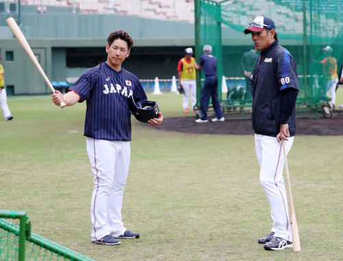打撃練習を終えた吉田正（左）と話し込む稲葉監督（撮影・加藤哉）