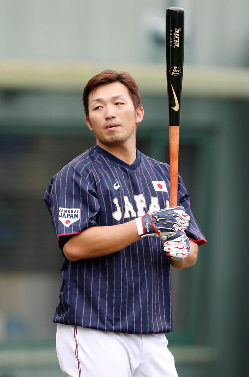 浅村のバットを手にする鈴木（撮影・加藤哉）